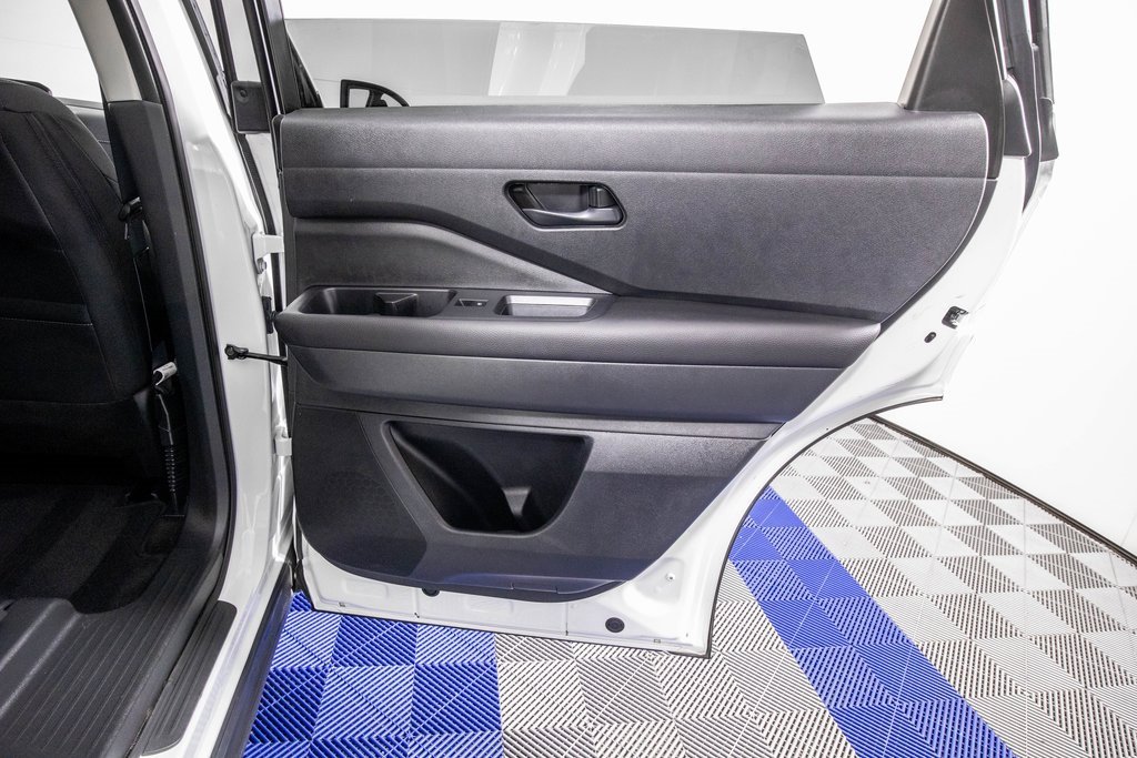 Used 2025 Nissan Pathfinder SV image 18