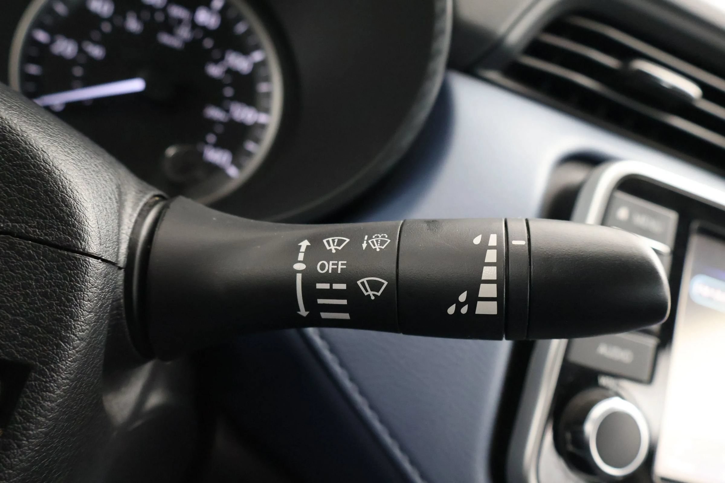 Used 2025 Nissan Versa SV FWD image 21