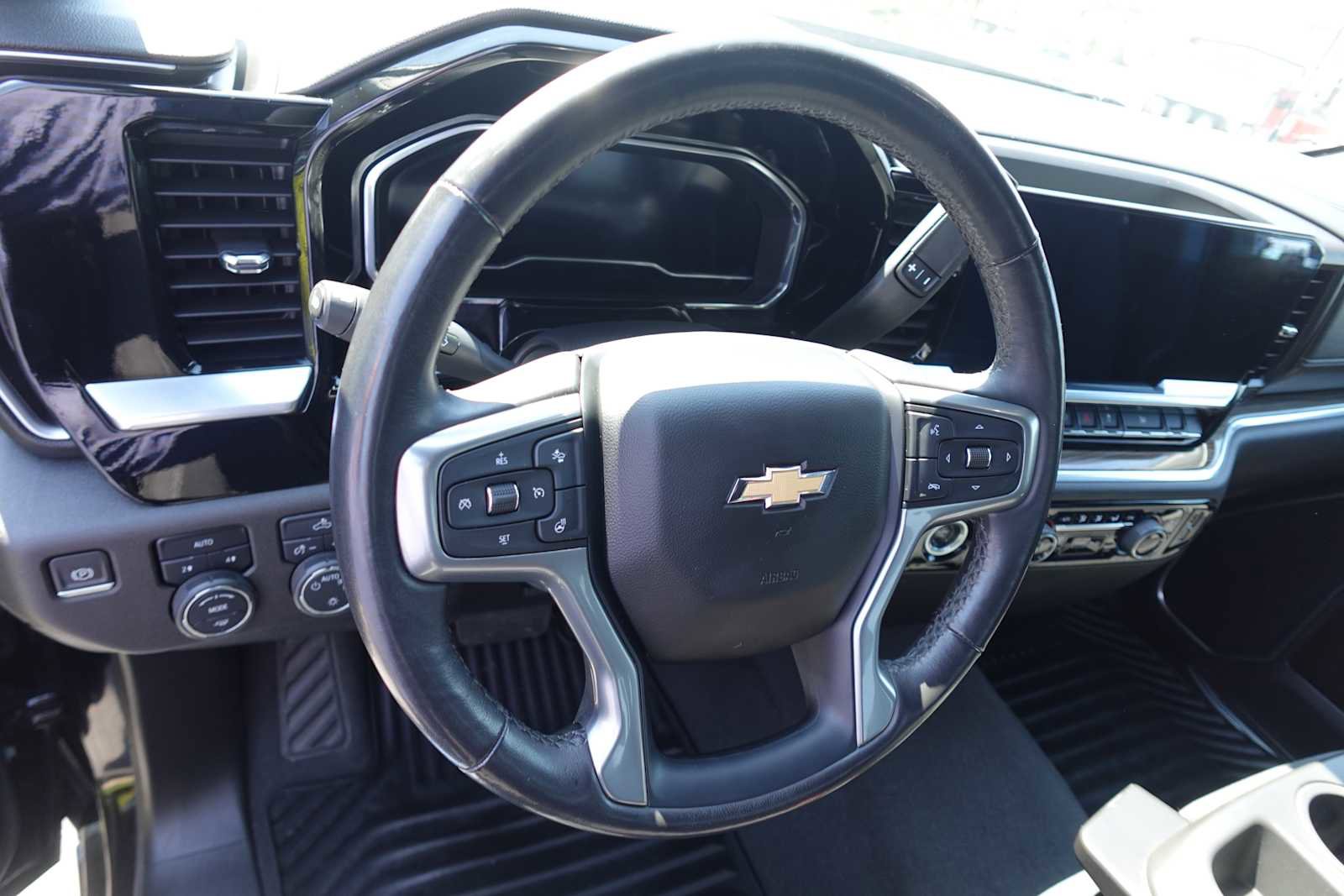 Used 2022 Chevrolet Silverado 1500 LT AWD/4WD image 15