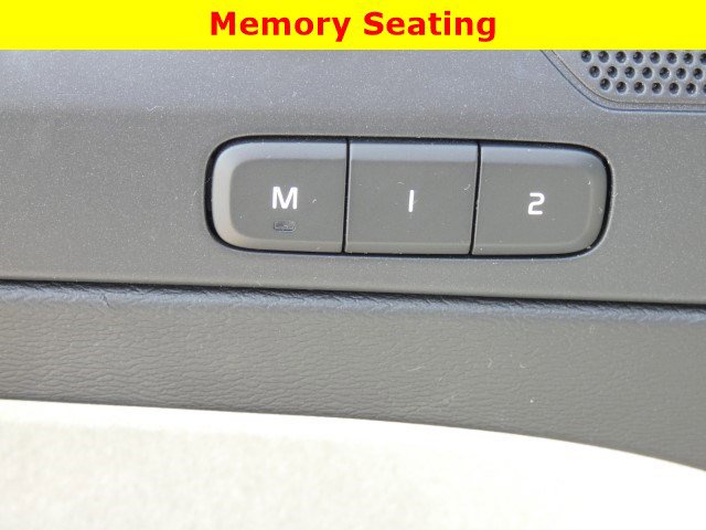 Used 2020 Volvo XC40 T4 Momentum image 18