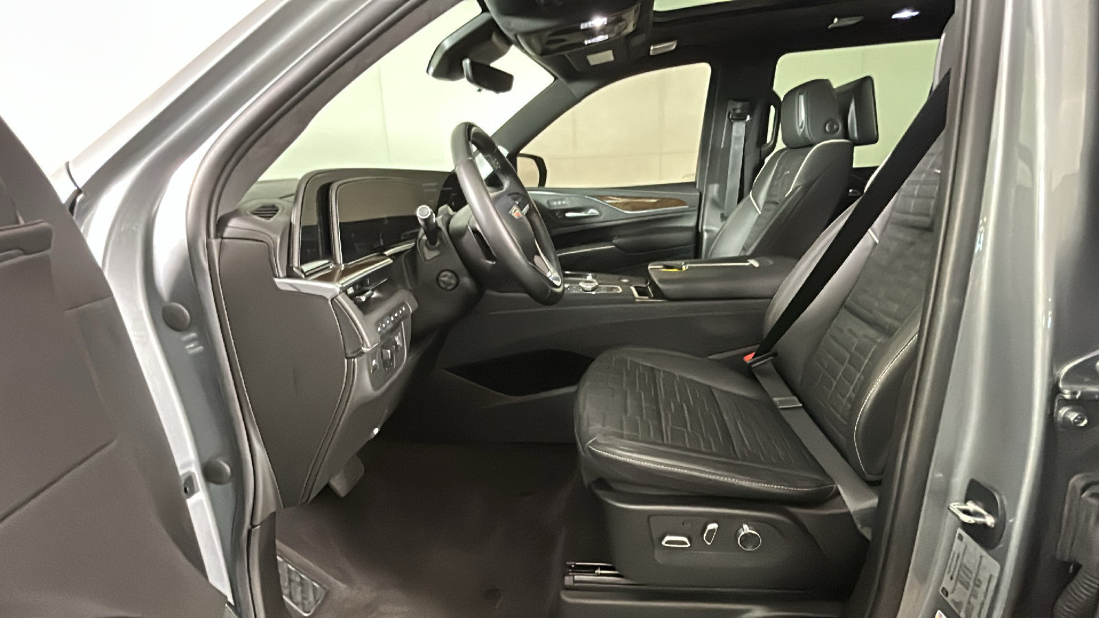 Used 2023 Cadillac Escalade Sport Platinum w/ LPO, ONYX Package AWD/4WD image 14