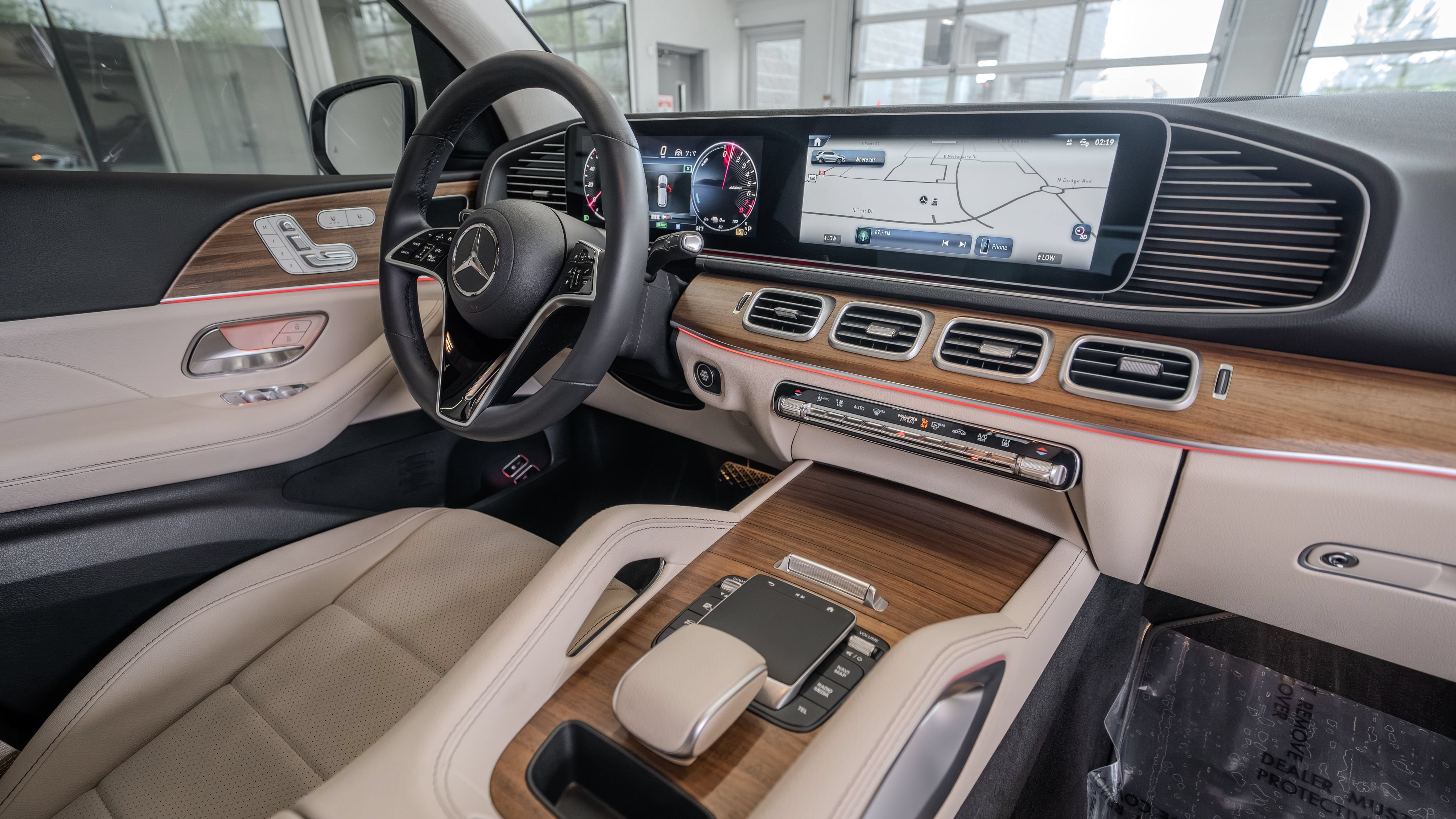 Certified 2025 Mercedes-Benz GLE 450e 4MATIC w/ Driver Assistance Package image 18