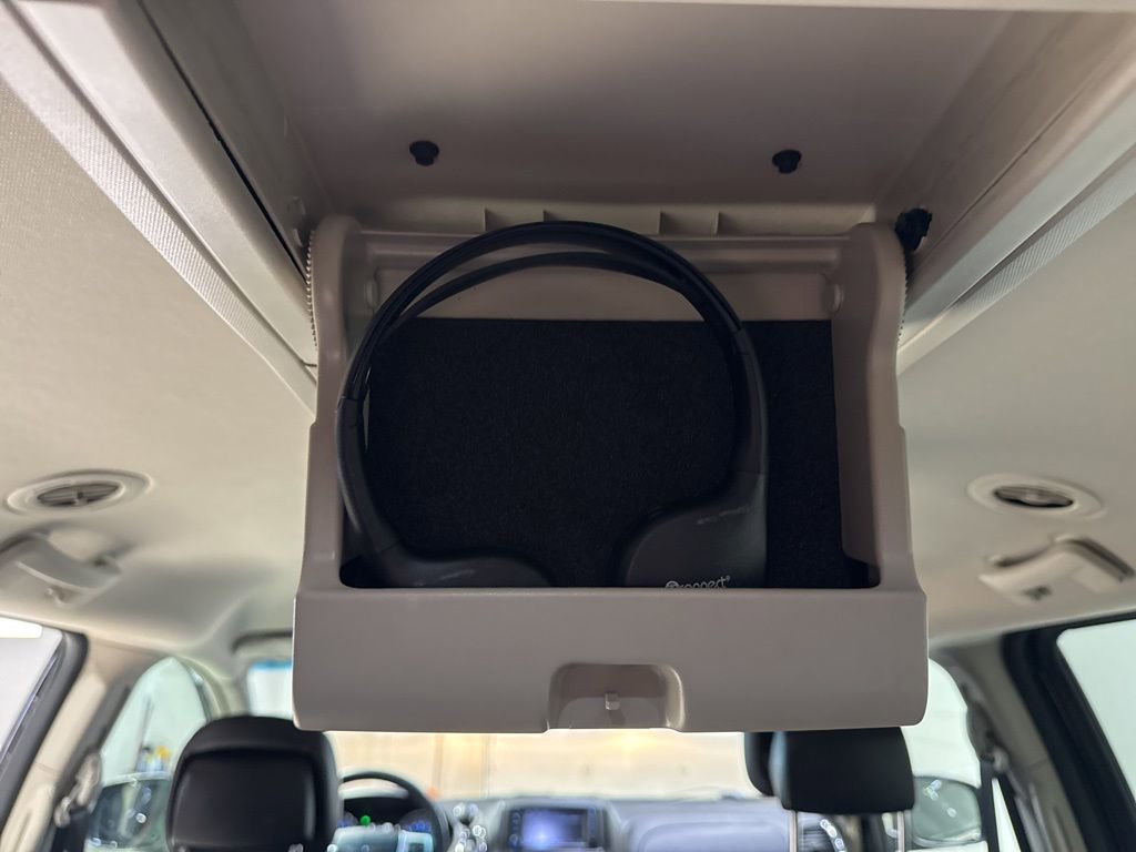 Used 2015 Chrysler Town & Country Touring FWD image 30
