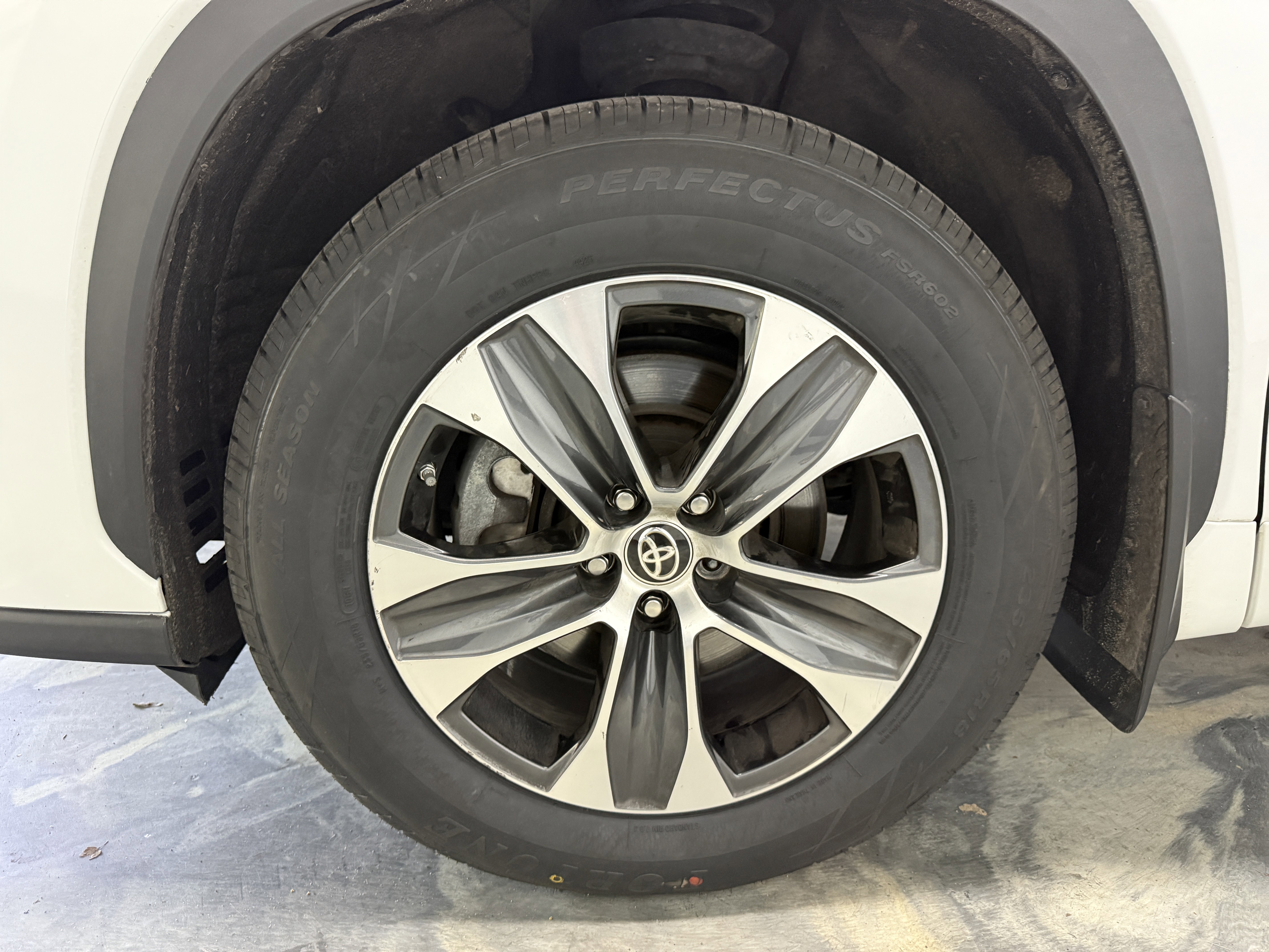 Used 2024 Toyota Highlander XLE image 27