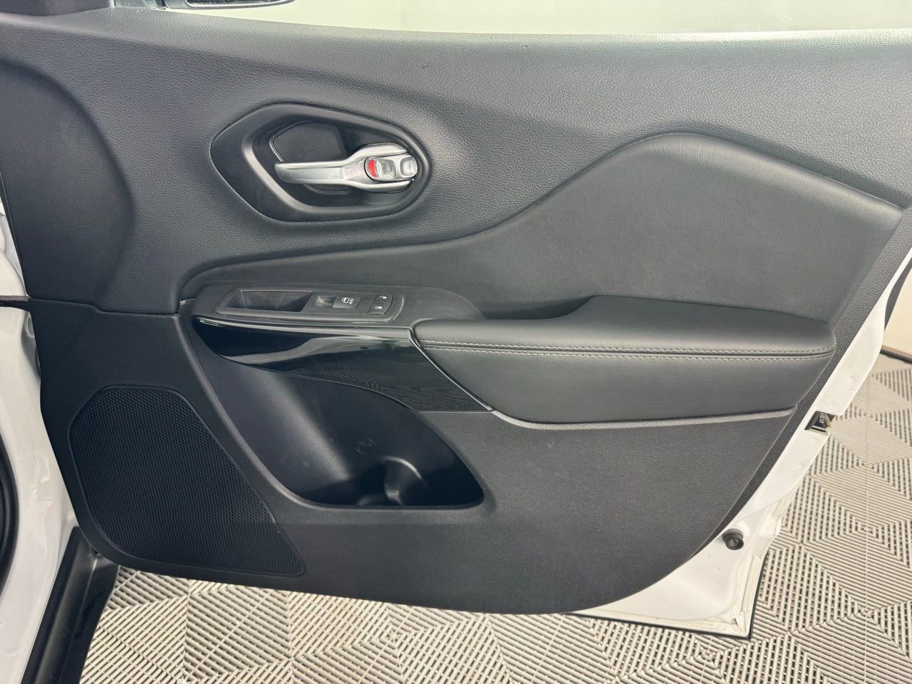 Used 2023 Jeep Cherokee Altitude Lux image 30