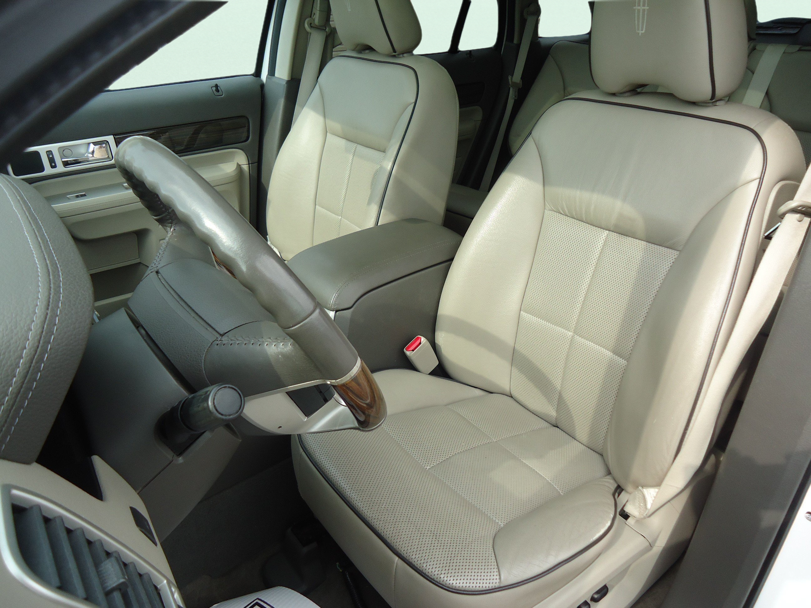 Used 2010 Lincoln MKX AWD image 22
