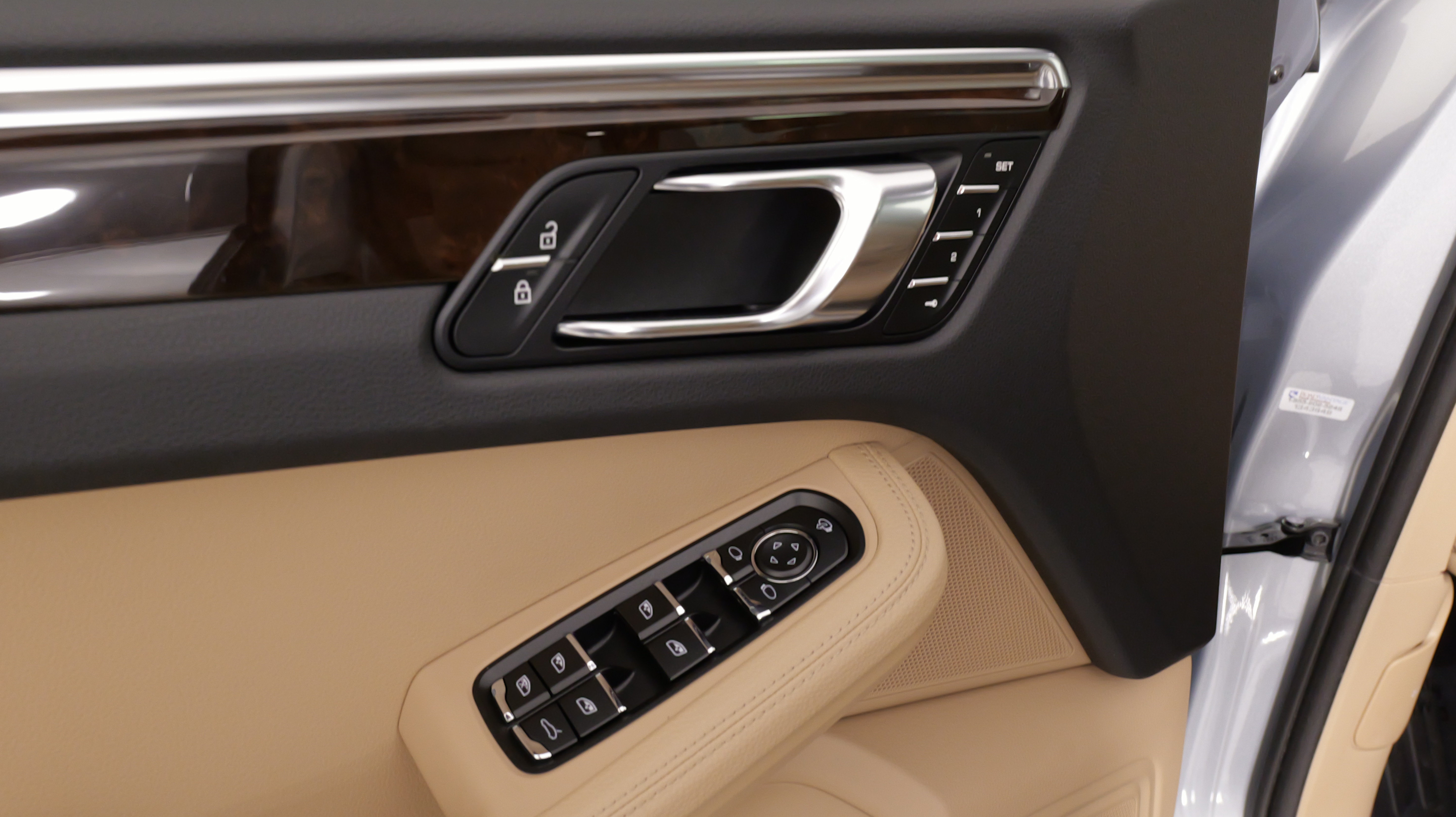 Used 2025 Porsche Macan AWD/4WD image 25