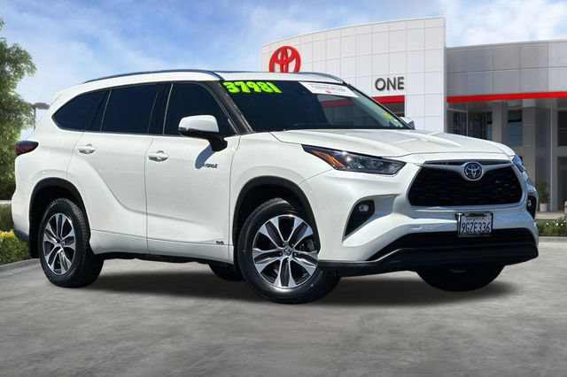 Used 2020 Toyota Highlander XLE AWD/4WD video 2