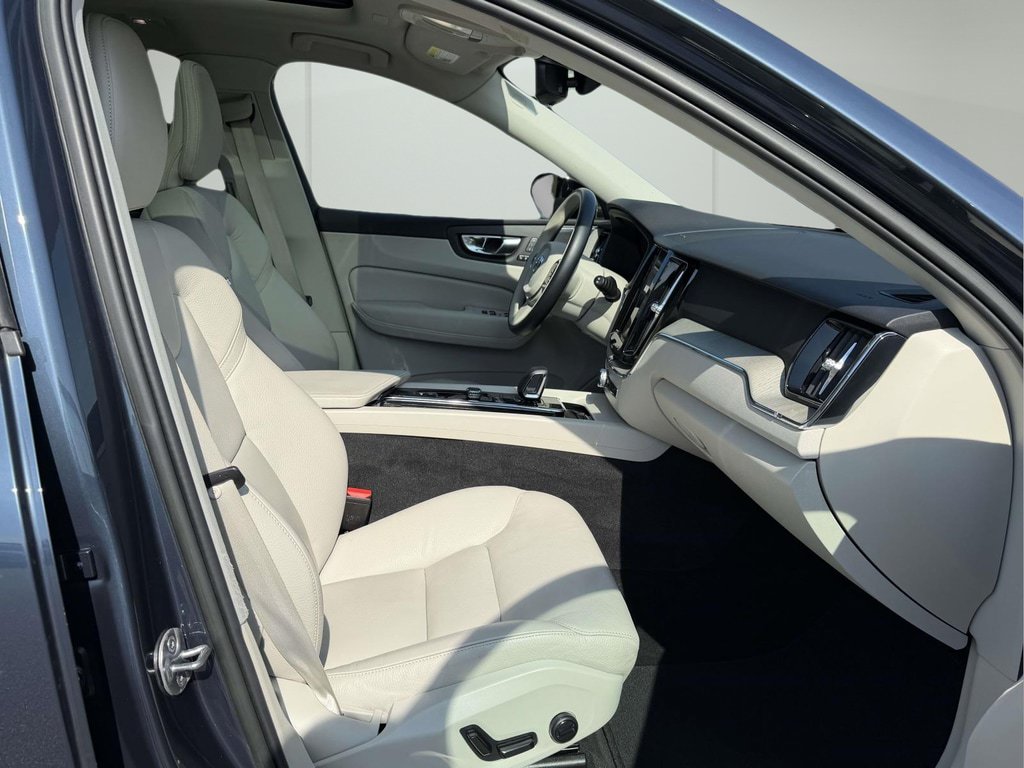Used 2023 Volvo XC60 B5 Plus AWD/4WD image 11