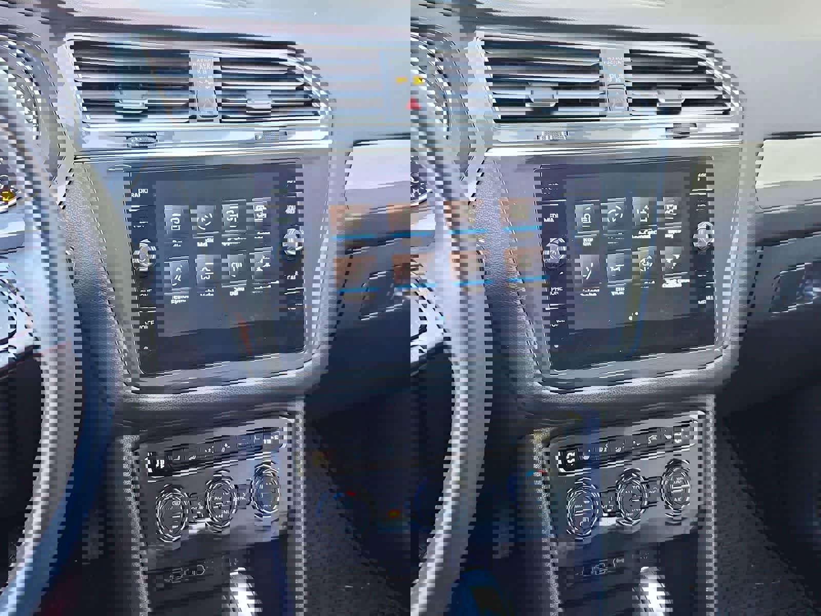 Used 2020 Volkswagen Tiguan SE w/ Panoramic Sunroof Package image 29