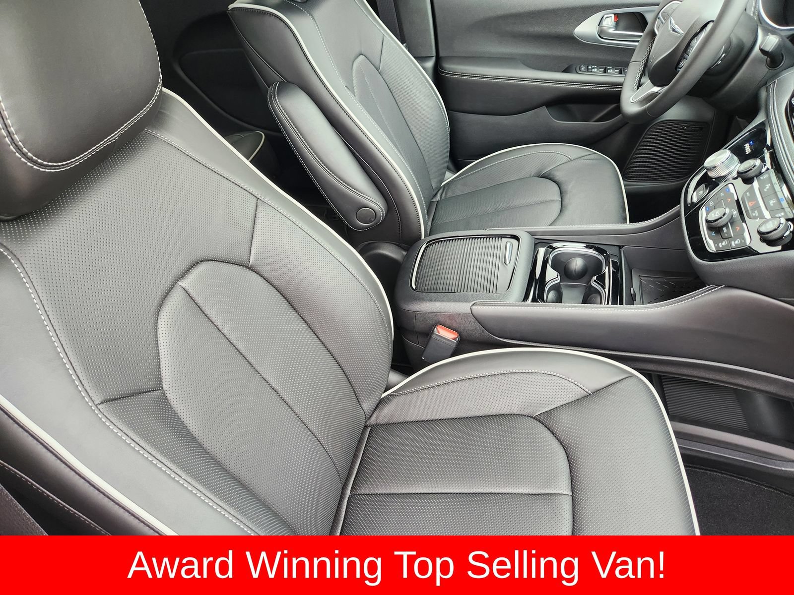 New 2026 Chrysler Pacifica Limited w/ Uconnect Theater Family Group FWD image 22