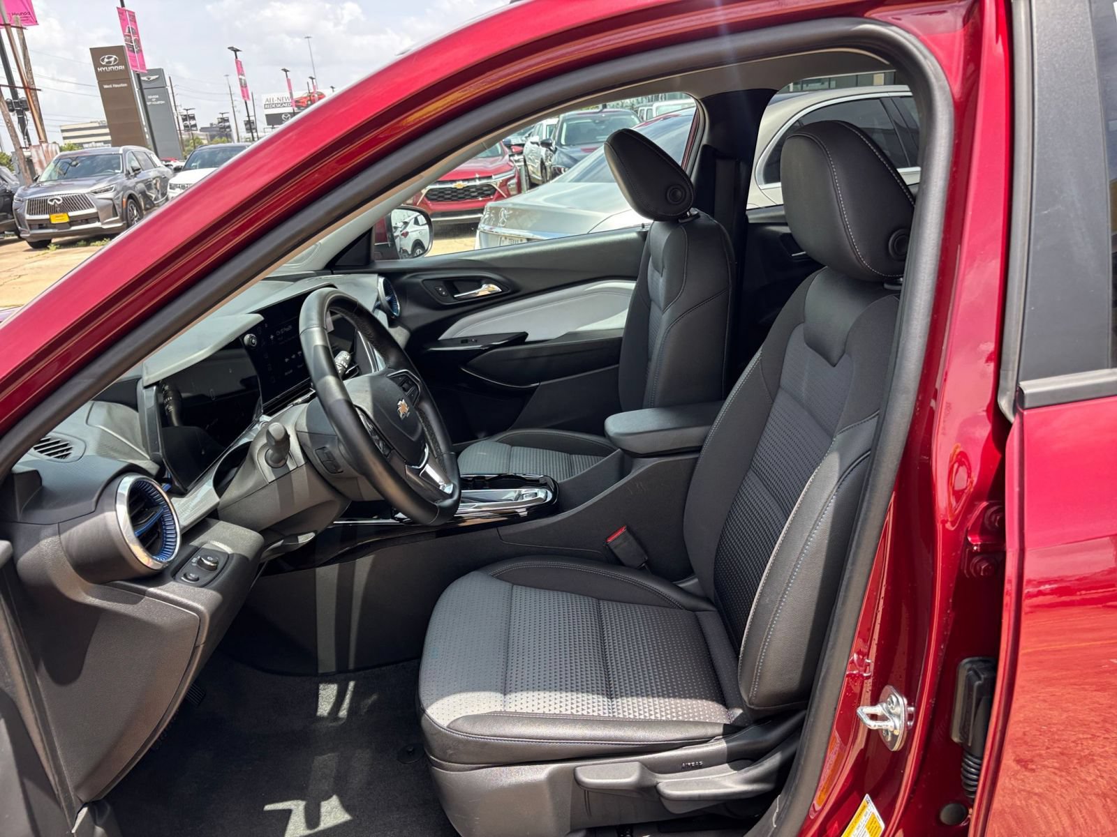 Used 2025 Chevrolet Trax LT w/ LT Convenience Package FWD image 25