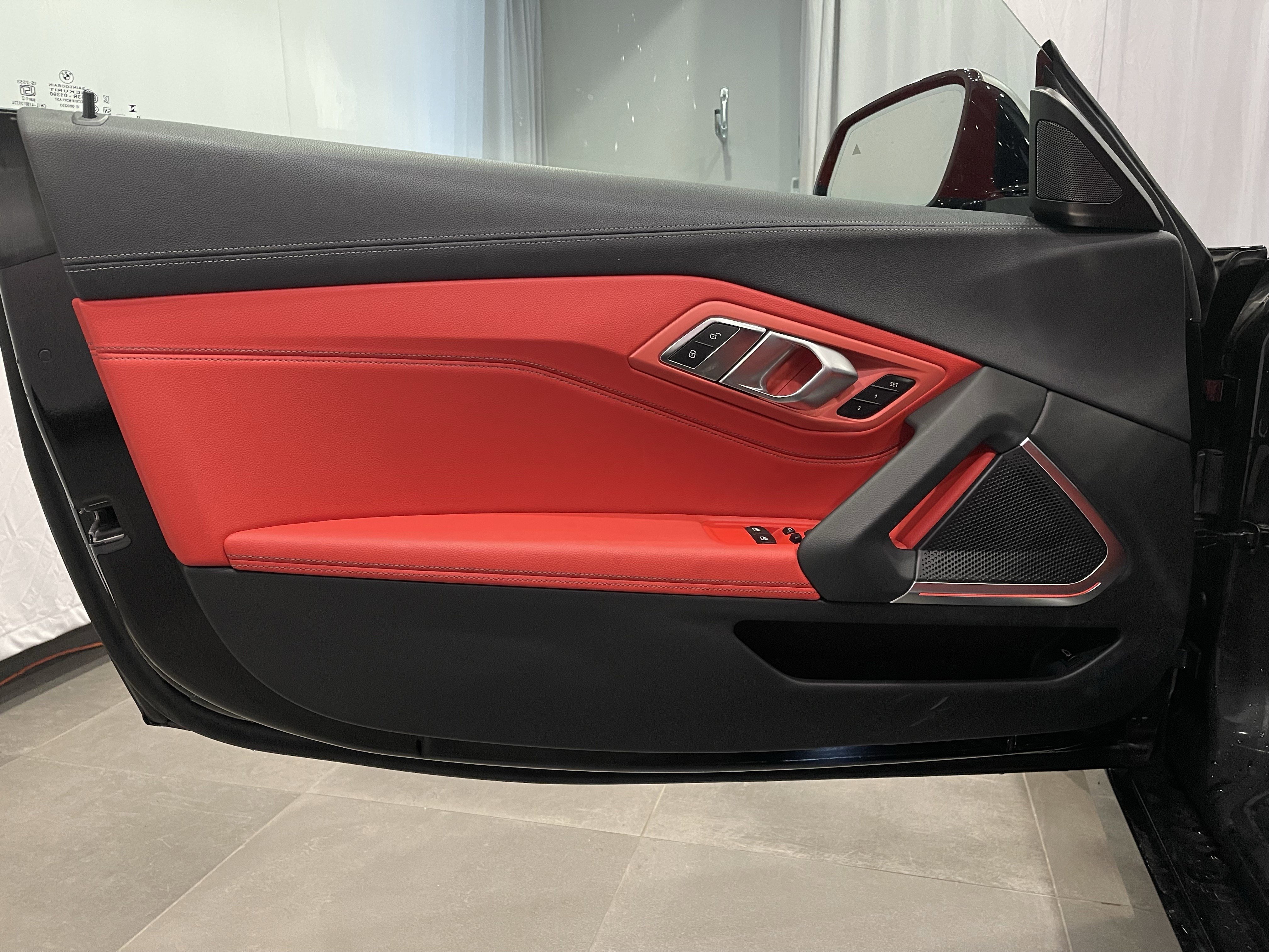 Used 2025 BMW Z4 M40i w/ Premium Package image 12