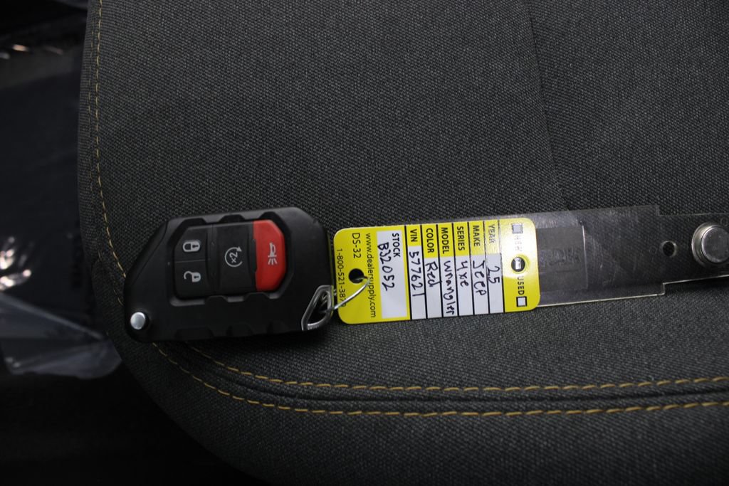 Used 2025 Jeep Wrangler Unlimited Sahara w/ Safety Group AWD/4WD image 7