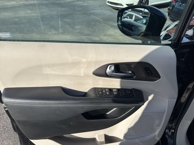 Used 2024 Chrysler Pacifica Touring-L FWD image 13