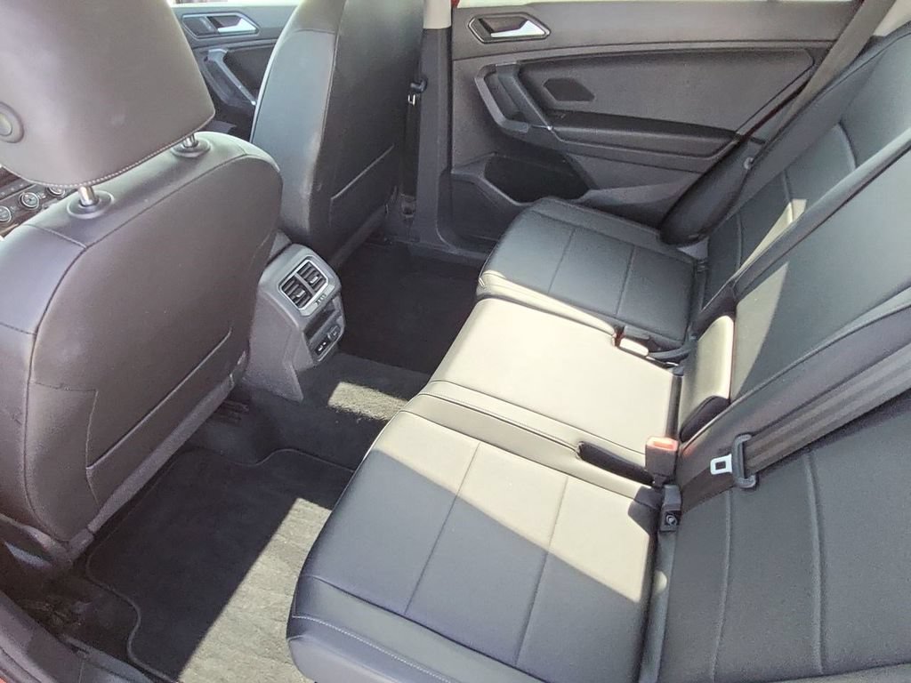 Used 2018 Volkswagen Tiguan SEL AWD/4WD image 32