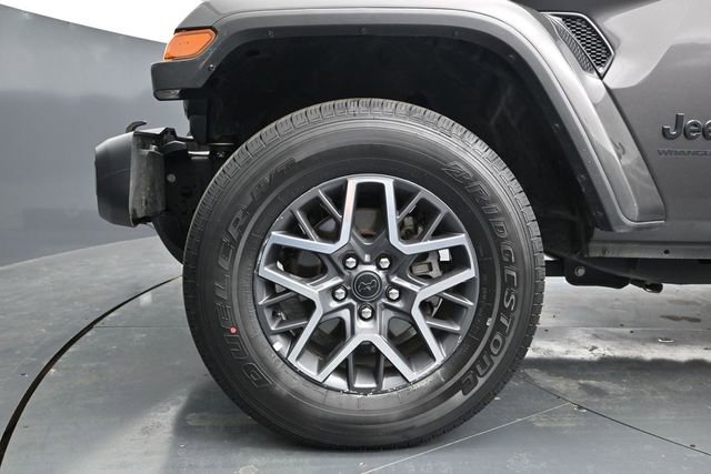 Used 2025 Jeep Wrangler Unlimited Sahara AWD/4WD image 17
