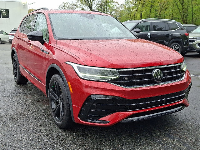 Used 2024 Volkswagen Tiguan SE R-Line AWD/4WD image 2