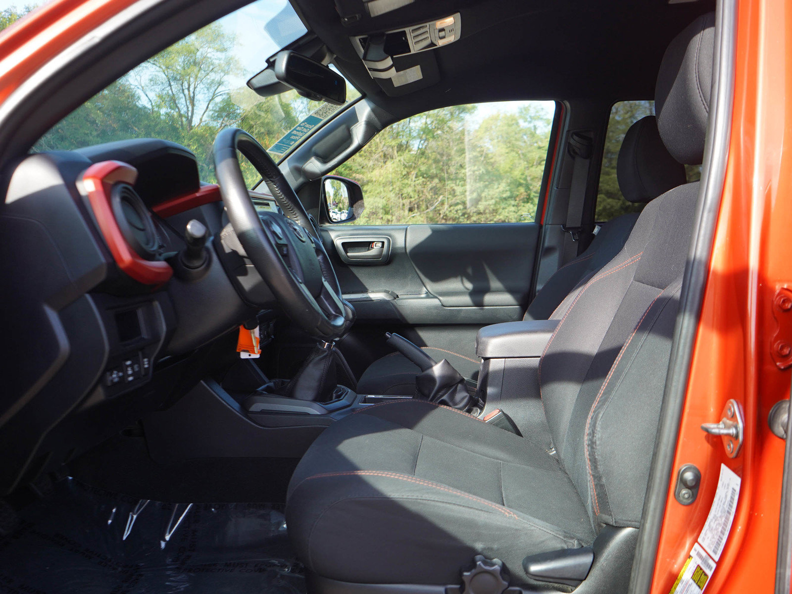 Used 2018 Toyota Tacoma TRD Off-Road w/ Technology Package AWD/4WD image 23