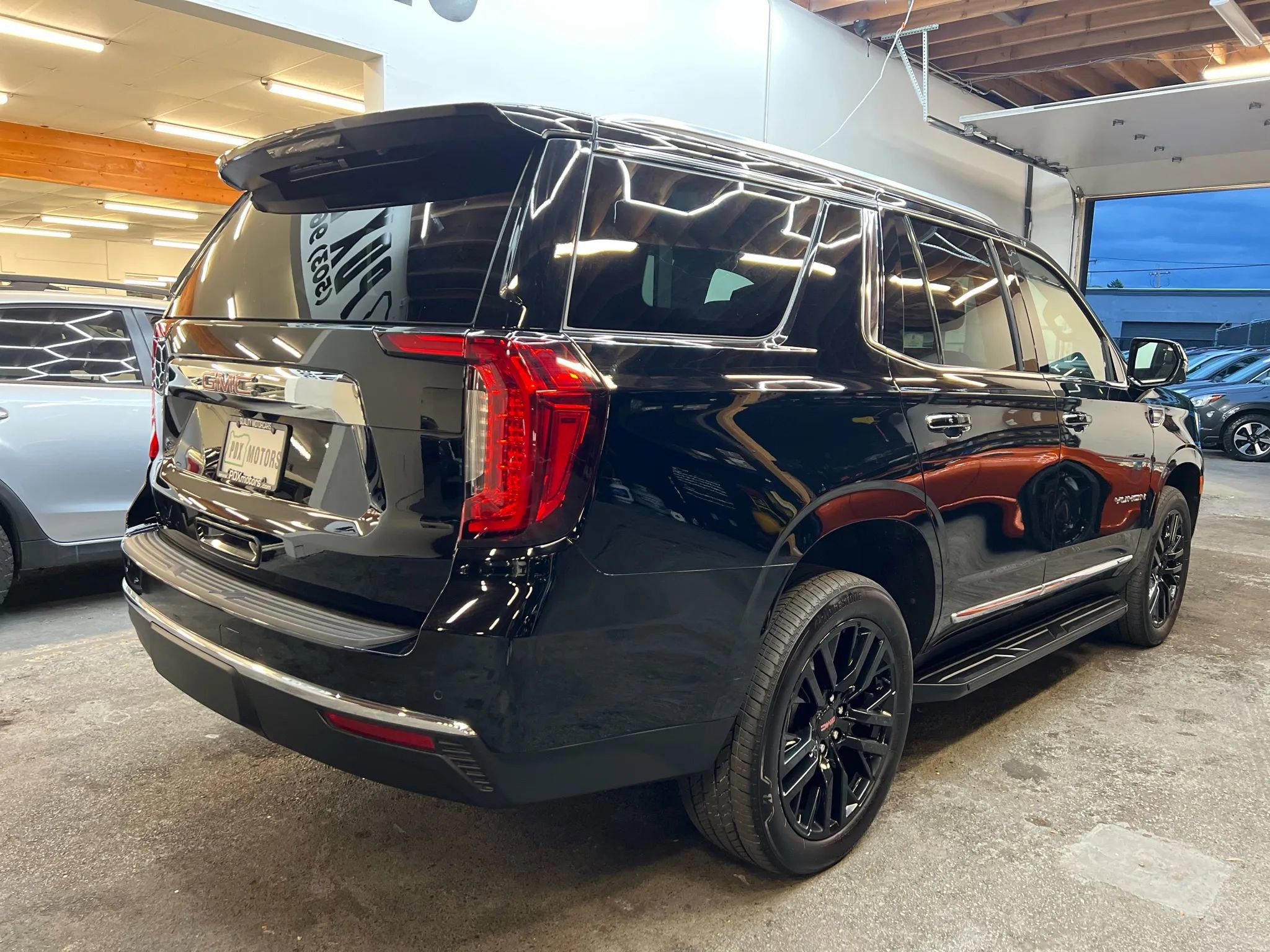 Used 2023 GMC Yukon SLT w/ SLT Premium Package image 3