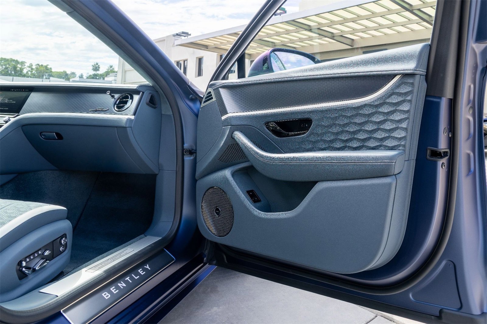 Used 2025 Bentley Flying Spur Plug-In Hybrid image 24