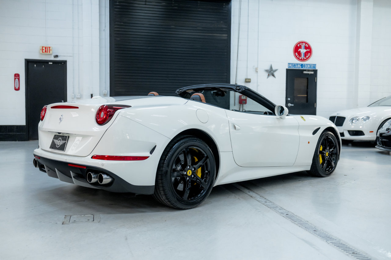 Used 2016 Ferrari California T image 8