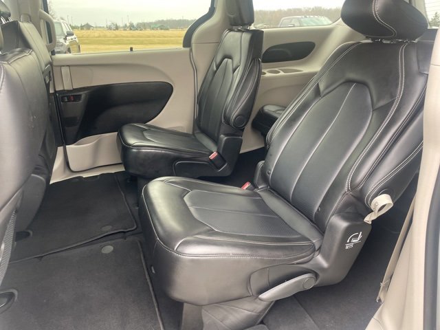 Used 2024 Chrysler Pacifica Touring-L image 13