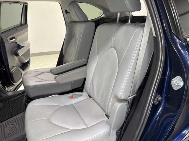 Used 2020 Toyota Highlander Platinum AWD/4WD image 2