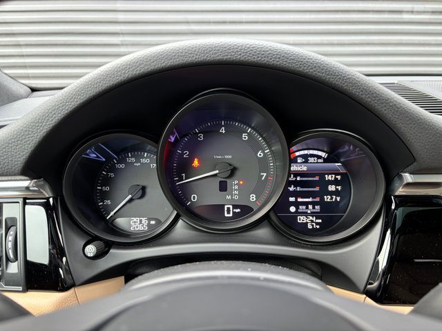 Certified 2025 Porsche Macan image 17