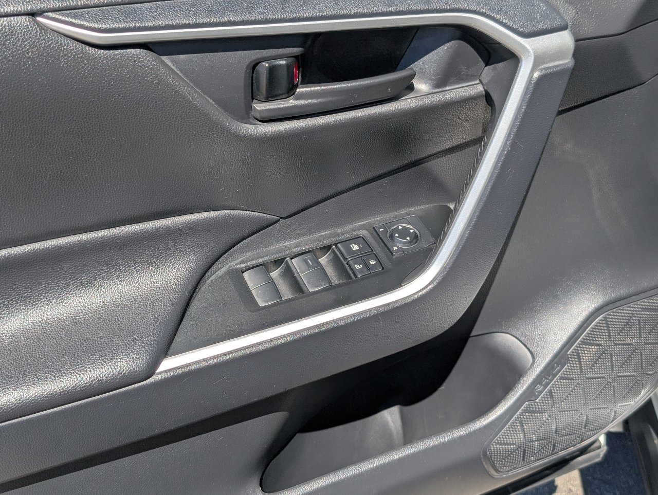 Used 2025 Toyota RAV4 LE AWD/4WD image 15