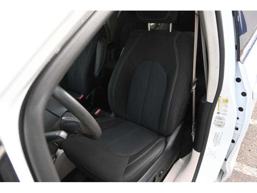 Used 2023 Chrysler Voyager LX image 14