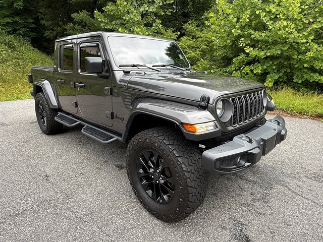 Used 2025 Jeep Gladiator Sport AWD/4WD image 4