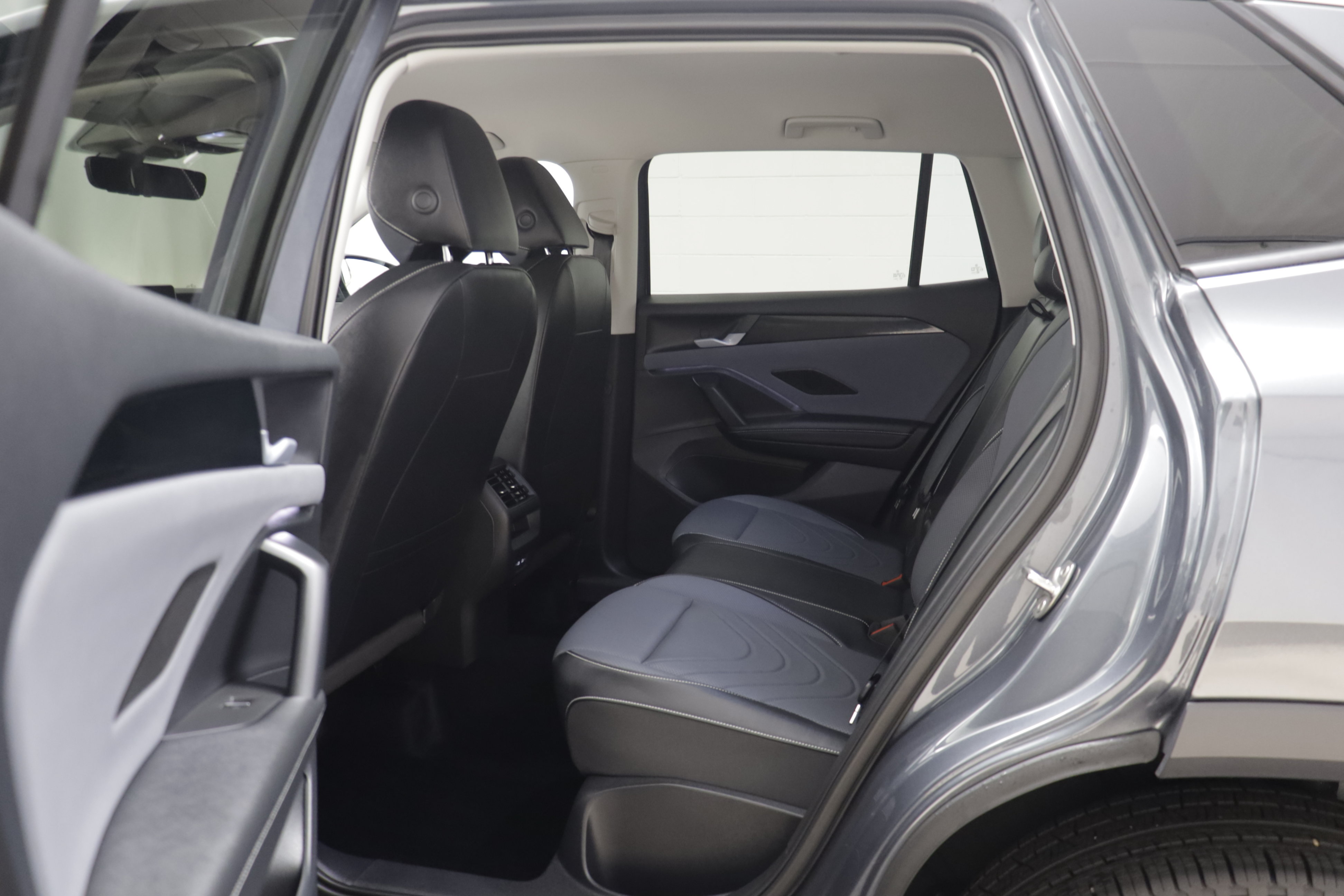 Used 2026 Volkswagen Tiguan SE AWD/4WD image 13