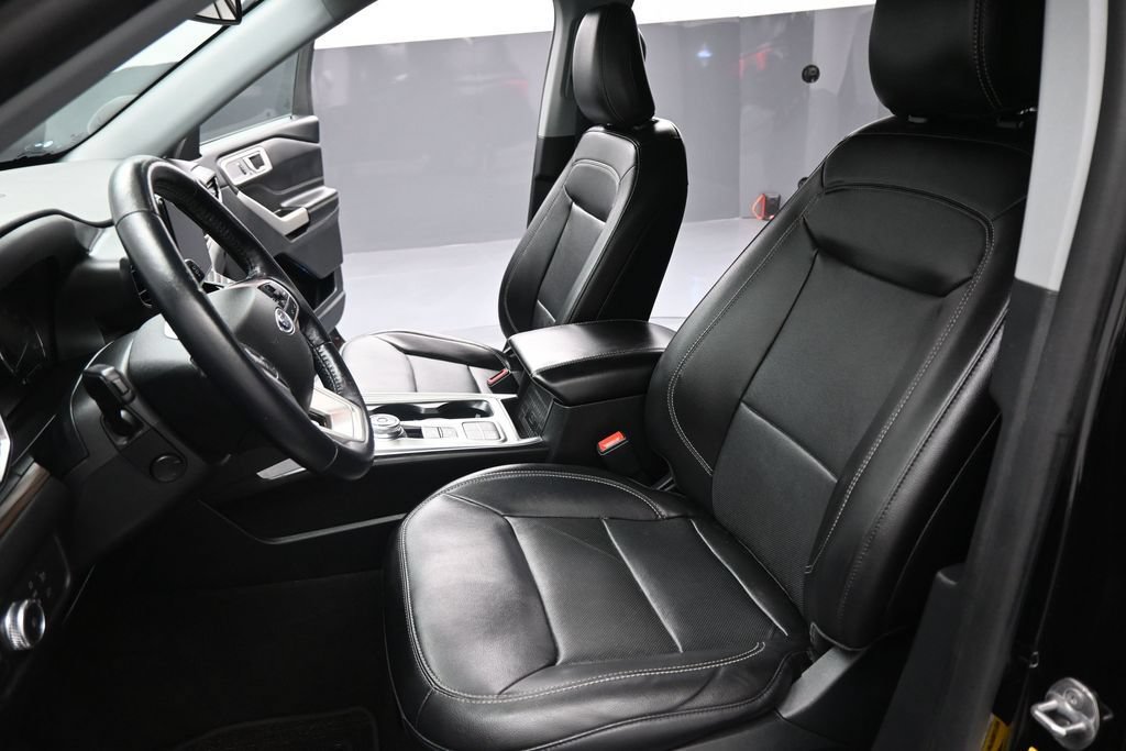 Certified 2022 Ford Explorer Limited w/ Equipment Group 301A RWD image 9