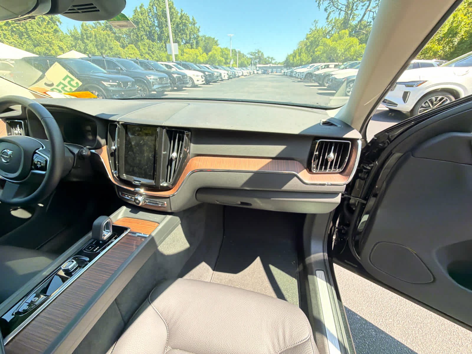 Used 2024 Volvo XC60 B5 Plus w/ Protection Package Premier AWD/4WD image 21