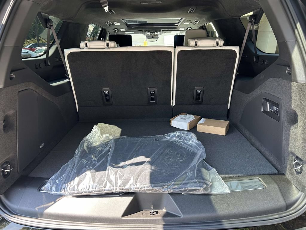 New 2026 Cadillac Escalade ESV Platinum Sport w/ LPO, ONYX Package AWD/4WD image 10