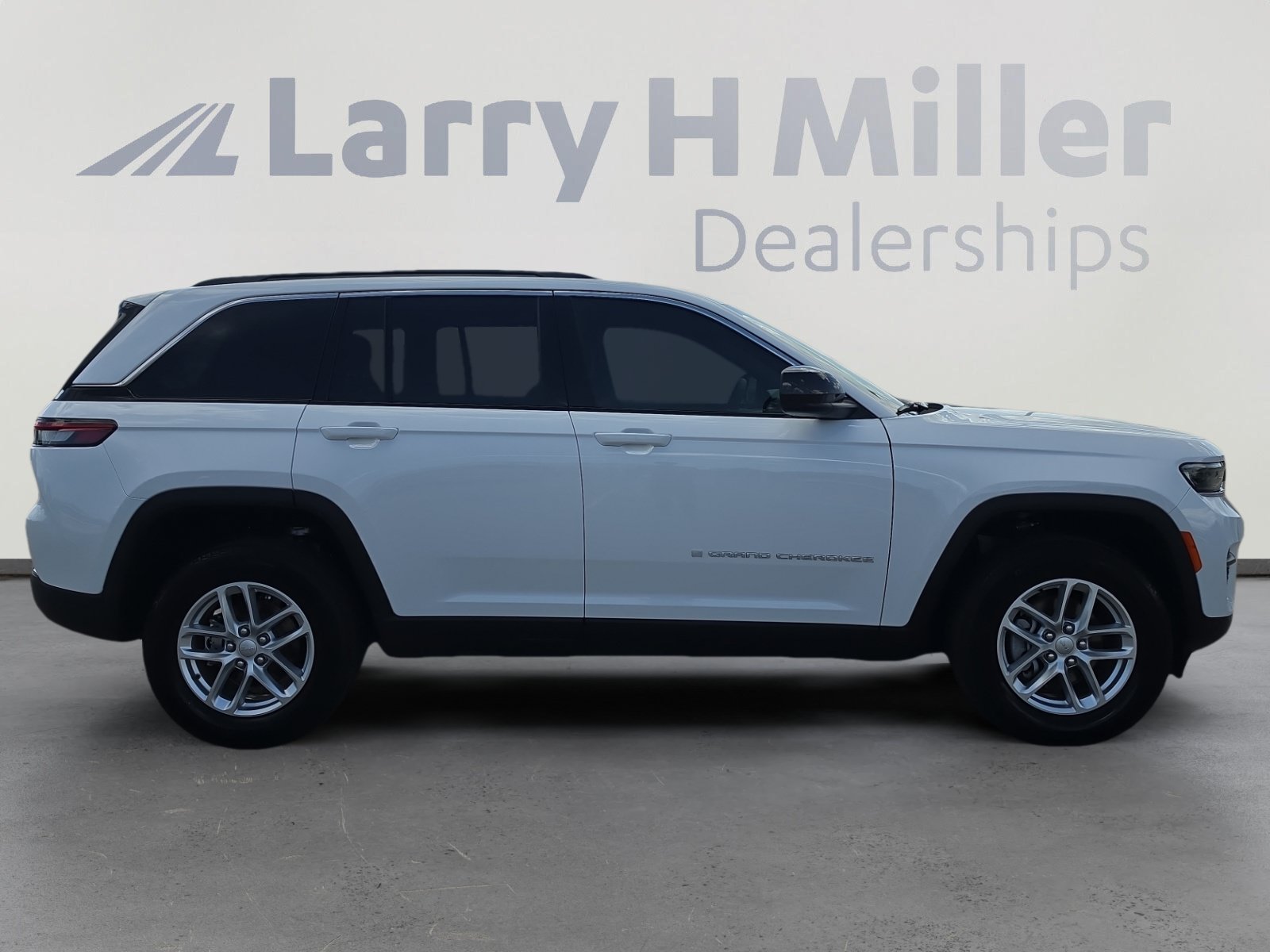Used 2025 Jeep Grand Cherokee Laredo X w/ Trailer Tow Package AWD/4WD image 6