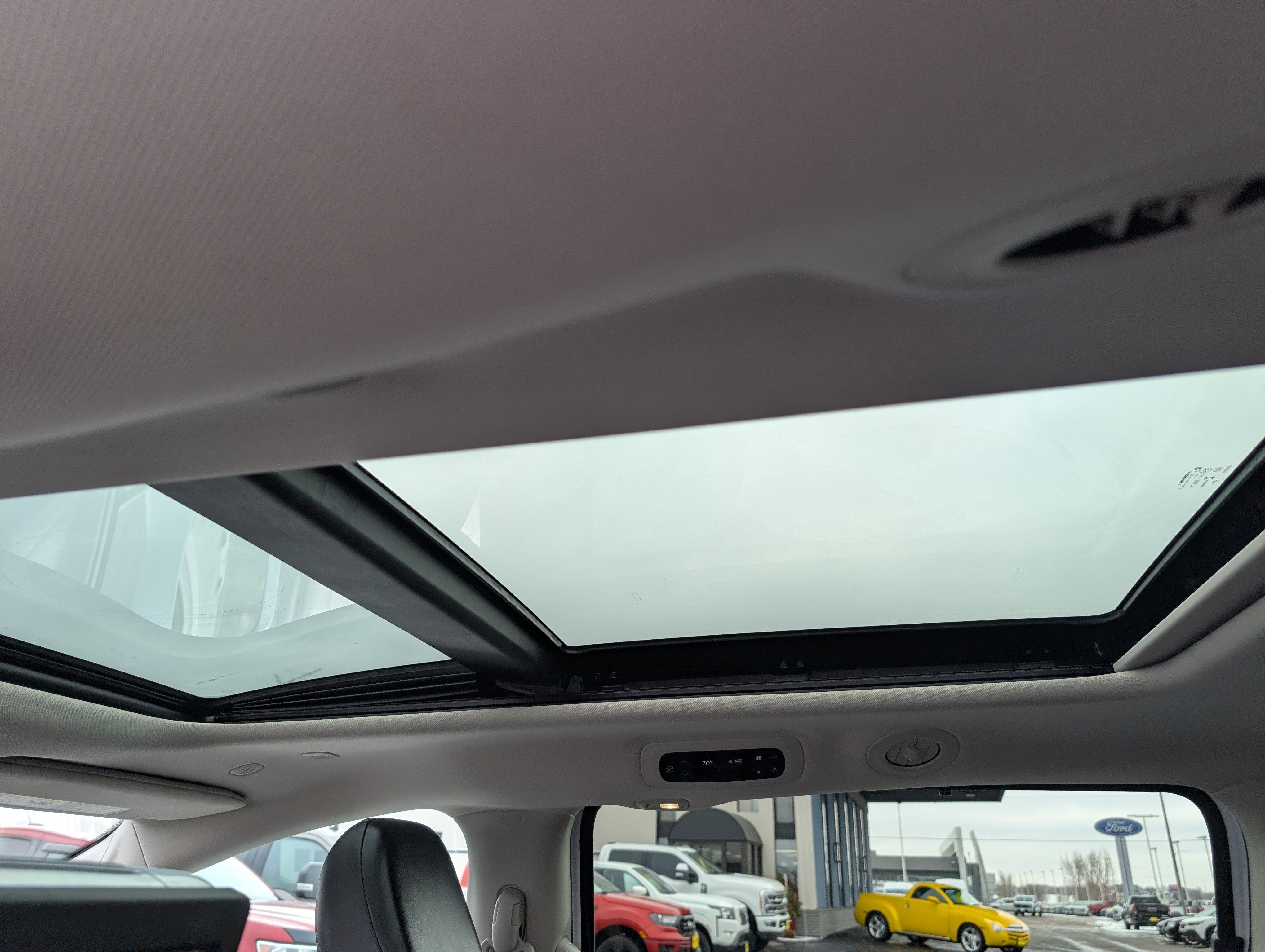 Used 2021 Chrysler Pacifica Limited w/ Uconnect Theater Family Group image 29