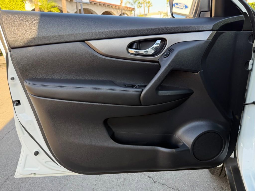 Used 2016 Nissan Rogue SV image 13