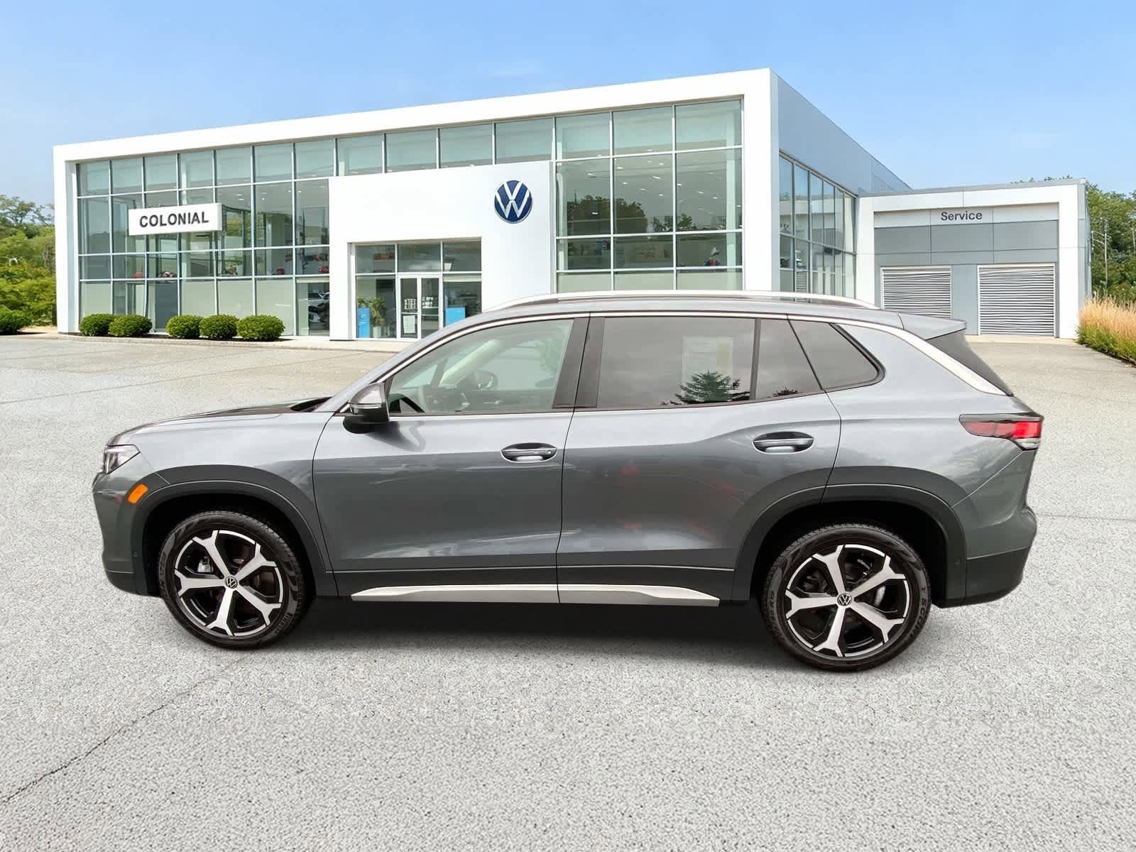 Certified 2026 Volkswagen Tiguan SE w/ Panoramic Sunroof Package AWD/4WD image 2