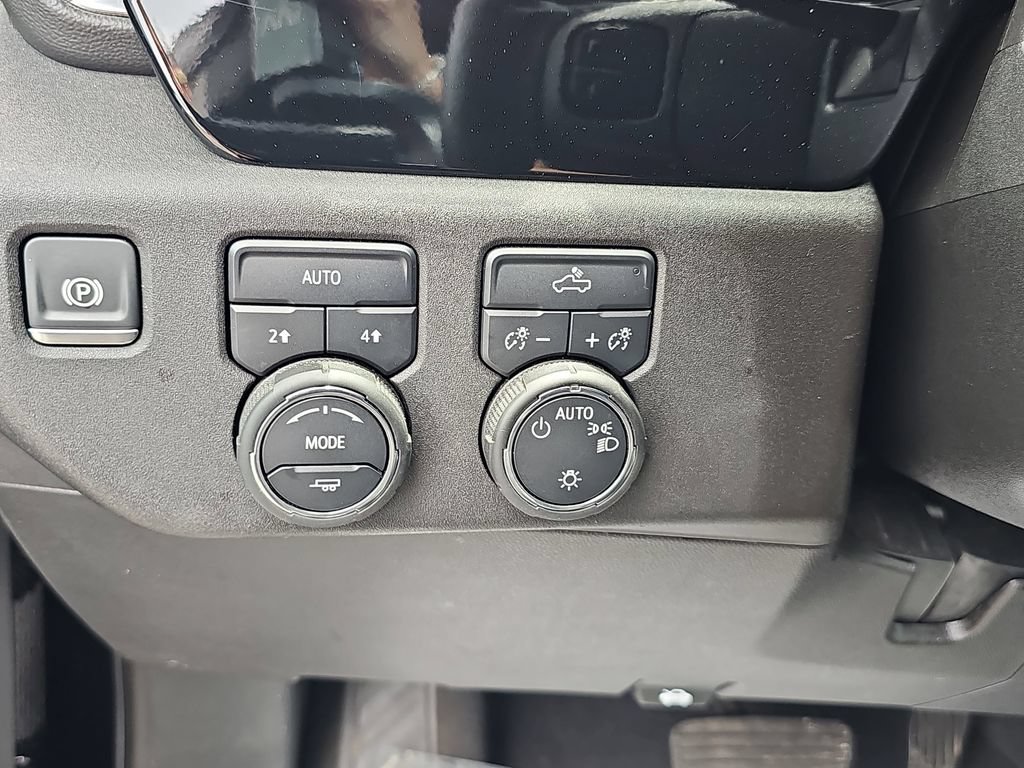 Used 2025 Chevrolet Silverado 1500 LT AWD/4WD image 35