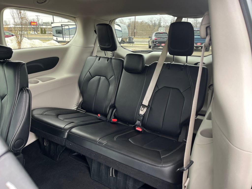 Used 2024 Chrysler Pacifica Touring-L image 40