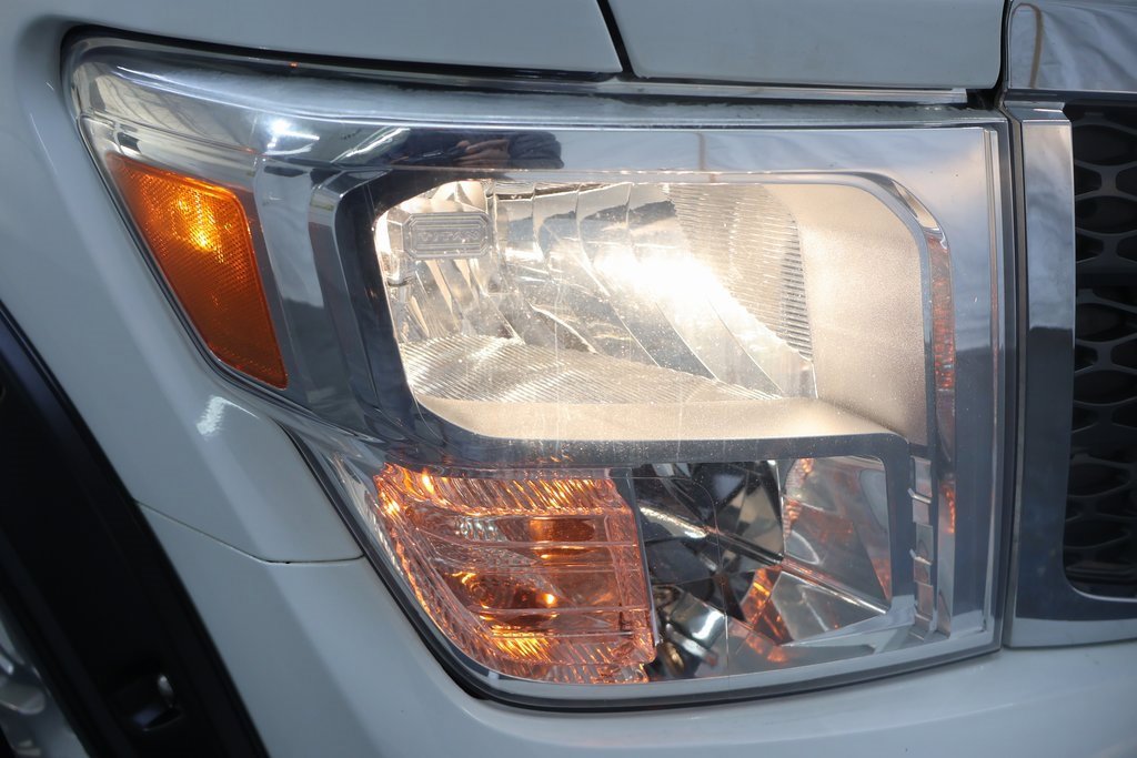 Used 2018 Nissan Titan SV image 21