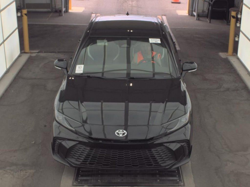 Used 2025 Toyota Camry SE image 2