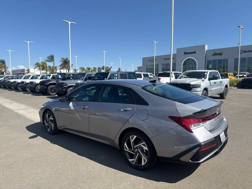 Used 2025 Hyundai Elantra SEL FWD image 5