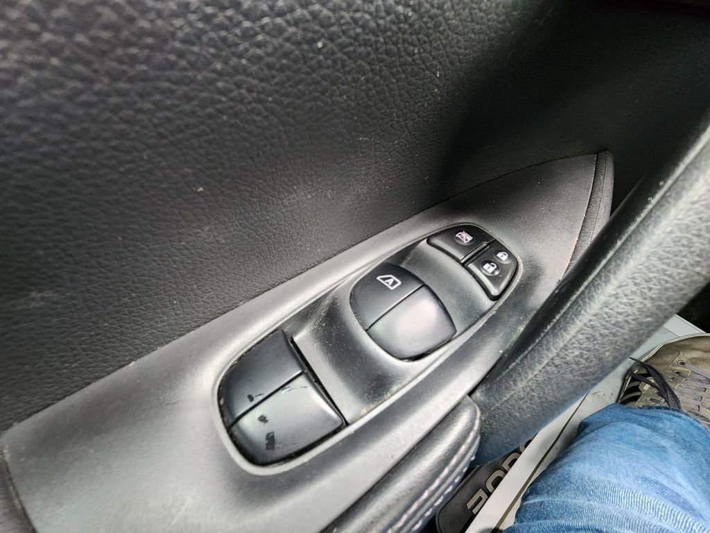 Used 2018 Nissan Rogue S image 19