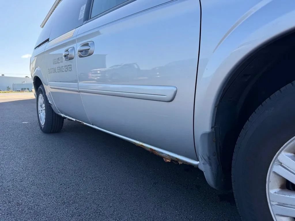Used 2005 Chrysler Town & Country LX w/ Popular Equipment Group II FWD image 11