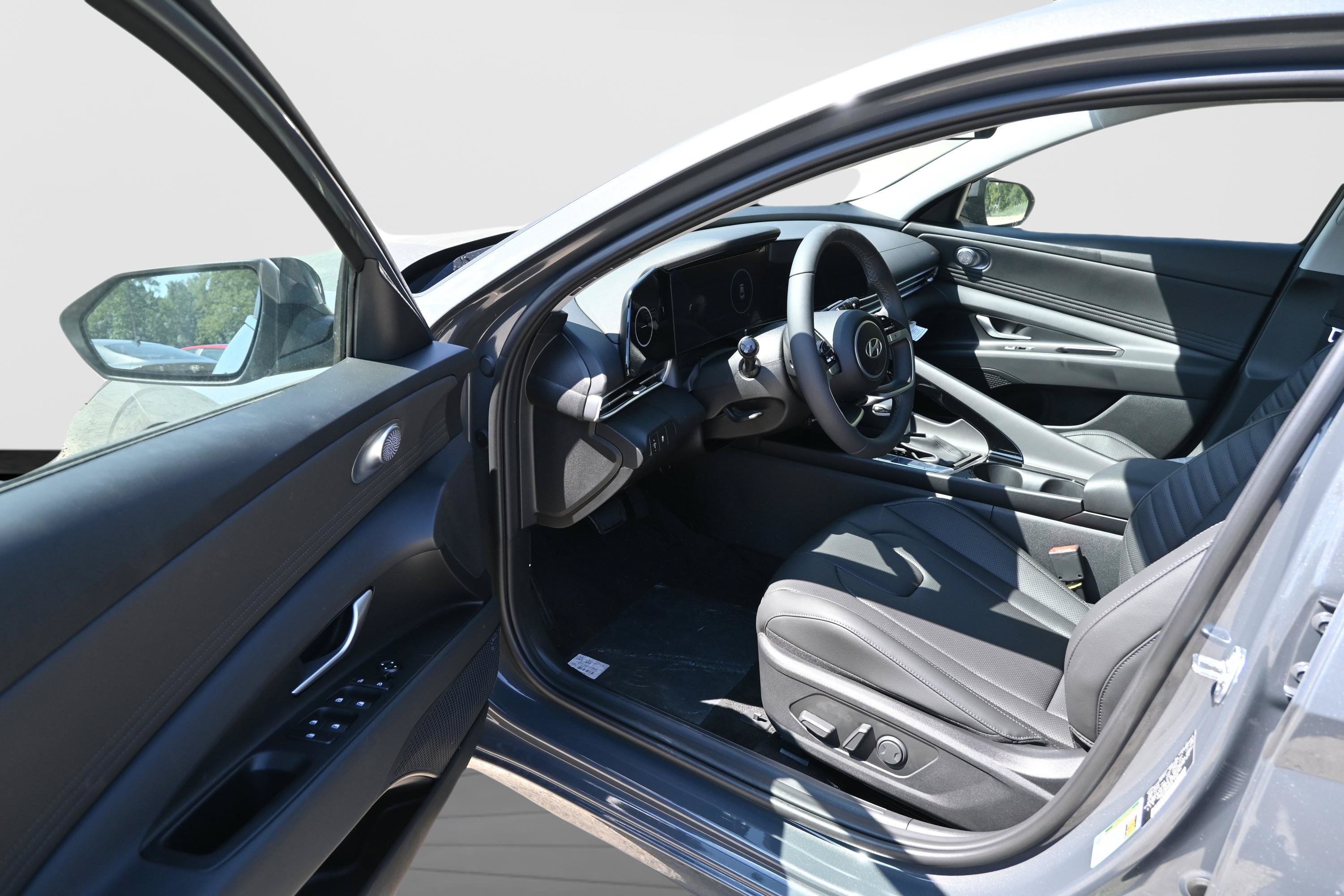 Certified 2025 Hyundai Elantra Limited FWD image 10