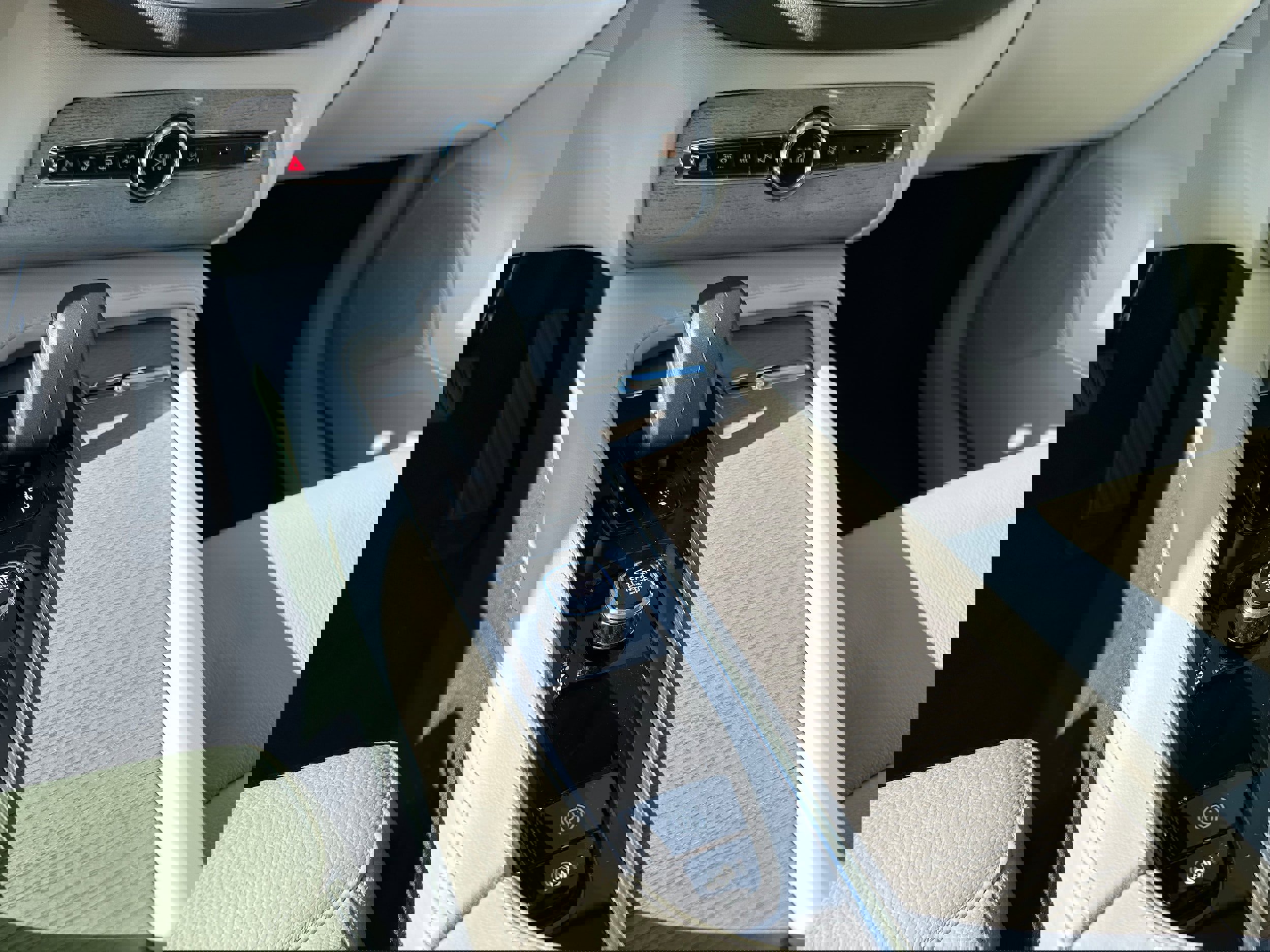 New 2025 Volvo XC90 T8 Plus w/ Protection Package Premier image 12