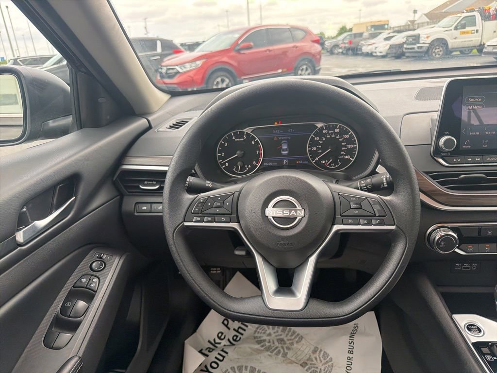 Used 2025 Nissan Altima 2.5 SV FWD image 14